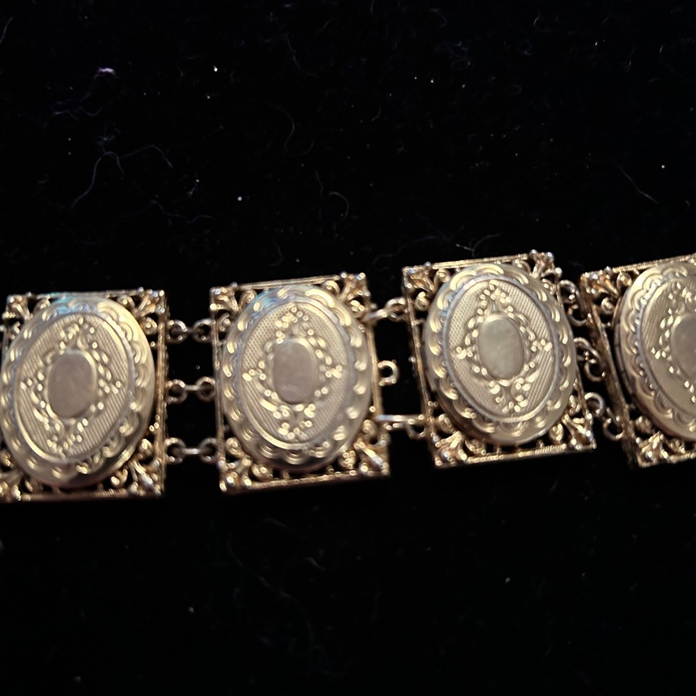 ART CO. locket bracelet gold tone . - Picture 4 of 9